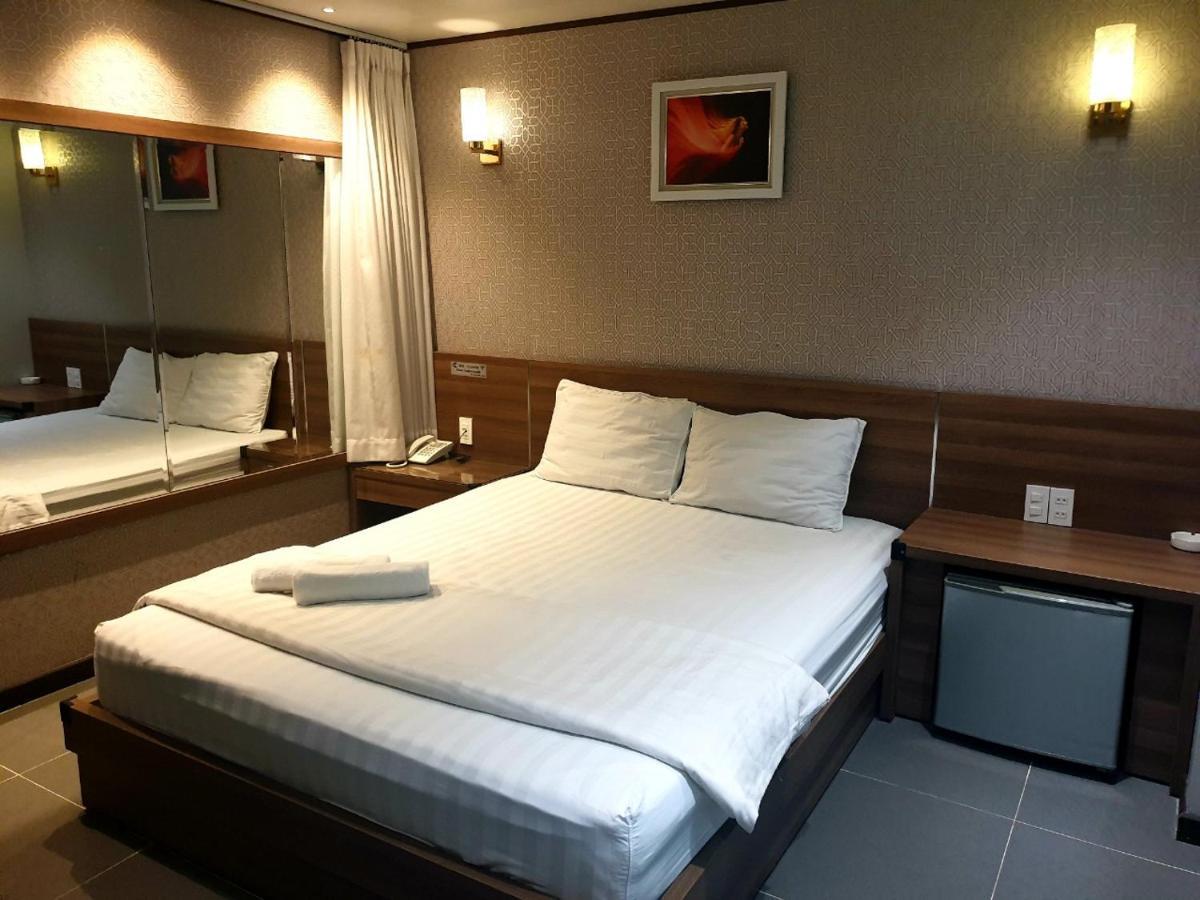 Reddoorz Premium Cloud 9 An Nhon Hotel Ho Chi Minh City Exterior photo